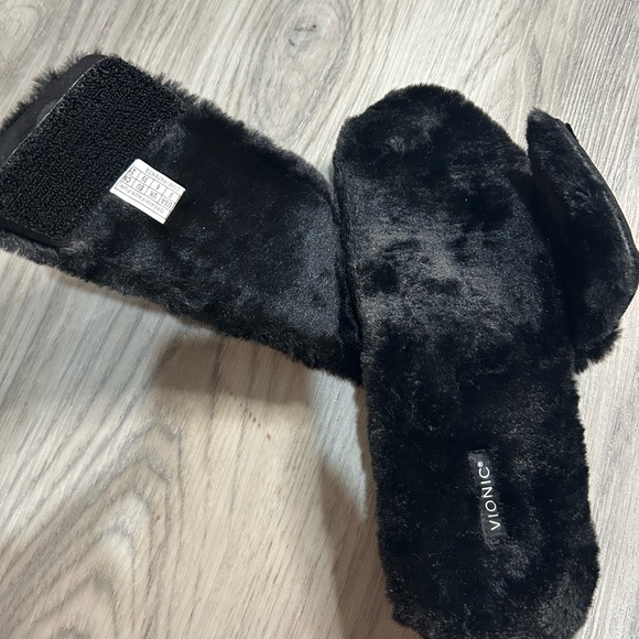 Cozy women’s Vionic Black Fuzzy Slippers - Picture 3 of 4
